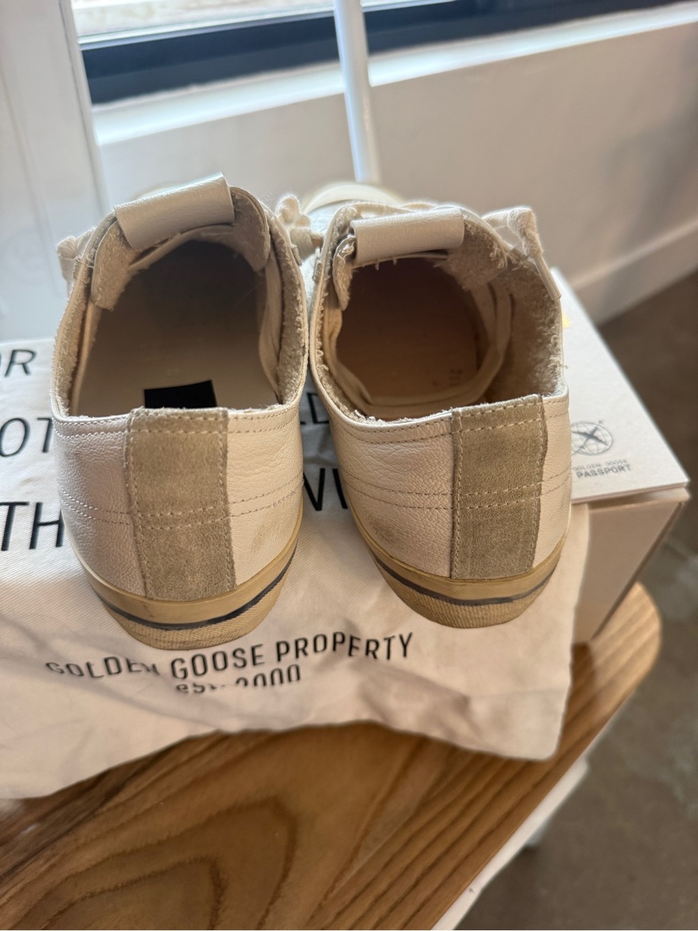 Golden Goose VSTAR2 Low-Top Sneakers in Off-White with Black Star - Picture 4 of 7